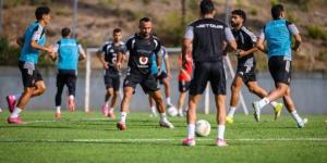لاعب الأهلي الجديد ينتظم في تدريبات الفريق بإسبانيا استعدادًا لمواجهة برشلونة - وكالة البوصلة الإخبارية