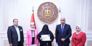 وزير العمل يفتح آفاق العمل الحر أمام السيدات المعيلات بتسليم ماكينات خياطة وحقائب أدوات مهنية لخريجات برامج التدريب بالمنوفية وأسيوط - وكالة البوصلة الإخبارية