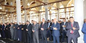 محافظو القاهرة والجيزة والقليوبية وشخصيات عامة يؤدون صلاة الجمعة في مسجد عمرو بن العاص - وكالة البوصلة الإخبارية