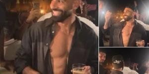 بقميص مفتوح وكاب، محمد صلاح يرقص ويغني على أنغام "ولا أي كلام" لحماقي بالعلمين (فيديو) - وكالة البوصلة الإخبارية