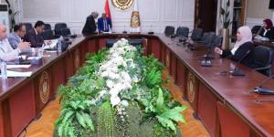 وزير العمل يختتم مقابلات المتقدمين للوظائف القيادية .ويؤكد: اختيار الكفاءات القادرة على التطوير وتعزيز الأداء المؤسسي - وكالة البوصلة الإخبارية
