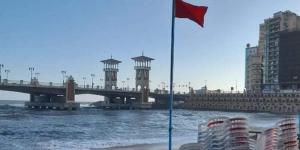 الراية الحمراء ترفرف لليوم الثاني، الإسكندرية تحذر المصطافين من نزول البحر بشواطئ العجمي - وكالة البوصلة الإخبارية