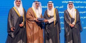 الكويت.. رئيس الوزراء يكرّم رئيس نادي الرماية الكويتي دعيج العتيبي - وكالة البوصلة الإخبارية