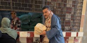 متنكرًا في جلباب وشال، مدير الرقابة التموينية يضبط مخالفات في مخابز كفر الدوار - وكالة البوصلة الإخبارية
