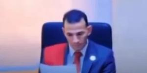 شاهد اللقطات المسربة للقاضي المزيف فوق منصة القضاء بالوشاح المقلد.. فيديو - وكالة البوصلة الإخبارية