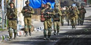 الاحتلال الإسرائيلي يجبر الفلسطينيين على مغادرة منازلهم في مخيم نور شمس - وكالة البوصلة الإخبارية