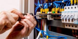 الكهرباء تفسر حقوق وواجبات التفتيش على سرقة التيار الكهربائي بالمنازل - وكالة البوصلة الإخبارية