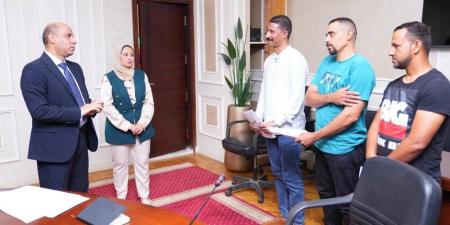 وزير العمل يُسلِّم عقود جديدة لفنيي الصيانة الميكانيكية والكهربائية للعمل في لبنان - وكالة البوصلة الإخبارية