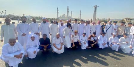 50 شابًا من القطيف يواصلون برنامج «العمرة الصيفية» بالمدينة المنورة - وكالة البوصلة الإخبارية