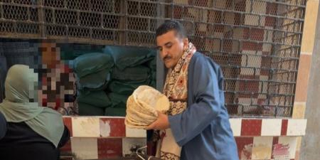 متنكرًا في جلباب وشال، مدير الرقابة التموينية يضبط مخالفات في مخابز كفر الدوار - وكالة البوصلة الإخبارية