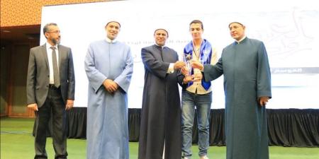 رئيس "منطقة الدقهلية" يهنئ يوسف محمود الثالث على الجمهورية في الثانوية الأزهرية - وكالة البوصلة الإخبارية