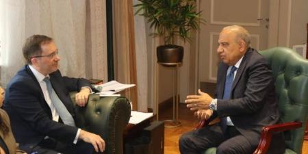 وزير الكهرباء والطاقة المتجددة يستقبل سفير بريطانيا بالقاهرة - وكالة البوصلة الإخبارية