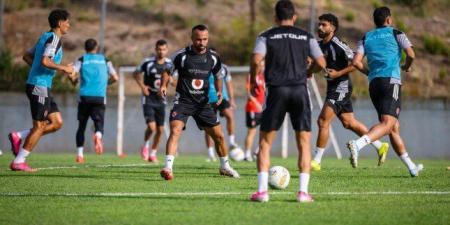 لاعب الأهلي الجديد ينتظم في تدريبات الفريق بإسبانيا استعدادًا لمواجهة برشلونة - وكالة البوصلة الإخبارية