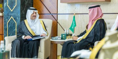 أمير المنطقة الشرقية يستقبل مدير عام فرع هيئة الأمر بالمعروف والنهي عن المنكر بالمنطقة - وكالة البوصلة الإخبارية