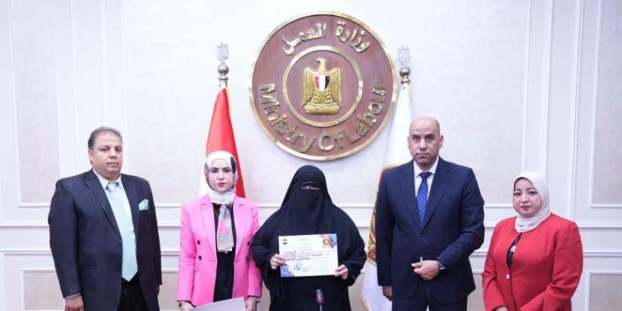 وزير العمل يفتح آفاق العمل الحر أمام السيدات المعيلات بتسليم ماكينات خياطة وحقائب أدوات مهنية لخريجات برامج التدريب بالمنوفية وأسيوط - وكالة البوصلة الإخبارية