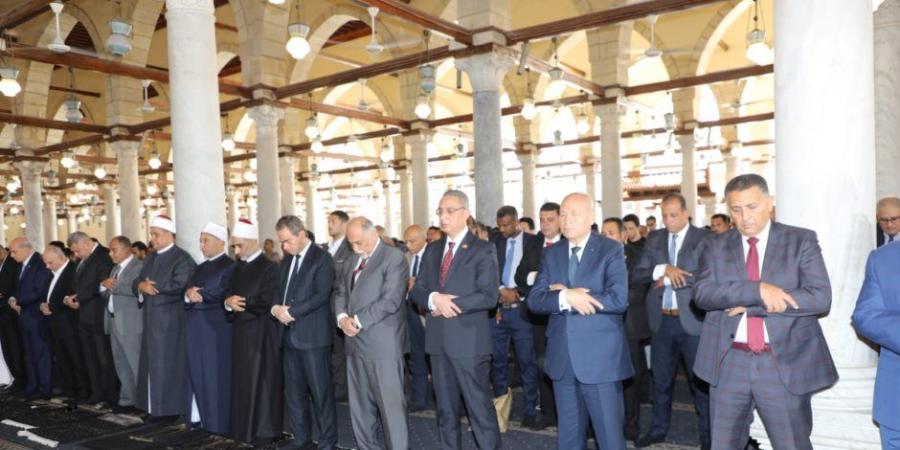 محافظو القاهرة والجيزة والقليوبية وشخصيات عامة يؤدون صلاة الجمعة في مسجد عمرو بن العاص - وكالة البوصلة الإخبارية