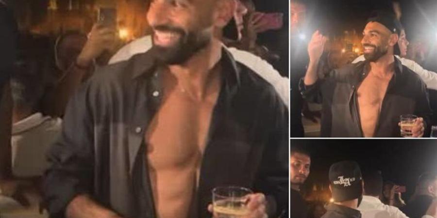 بقميص مفتوح وكاب، محمد صلاح يرقص ويغني على أنغام "ولا أي كلام" لحماقي بالعلمين (فيديو) - وكالة البوصلة الإخبارية