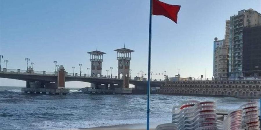 الراية الحمراء ترفرف لليوم الثاني، الإسكندرية تحذر المصطافين من نزول البحر بشواطئ العجمي - وكالة البوصلة الإخبارية