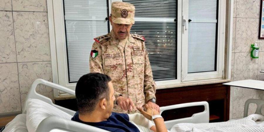 رئيس الأركان الكويتي يطمئن على مصابي القوة البحرية جراء الهجمات الإيرانية - وكالة البوصلة الإخبارية