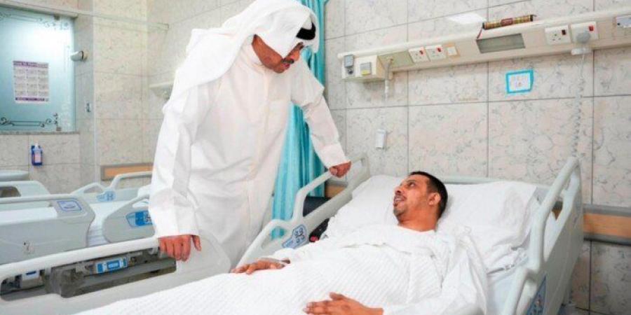 وزير الدفاع الكويتي يتفقّد القوة البحرية ويطمئن على صحة عدد من المصابين - وكالة البوصلة الإخبارية