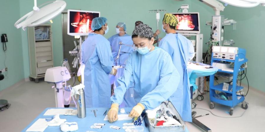 نجاح عملية دقيقة بالمنظار الجراحي لإستئصال جزء غير وظيفي من كلية مزدوجة لطفلة بمستشفى الدكتور سليمان الحبيب بالخبر - وكالة البوصلة الإخبارية