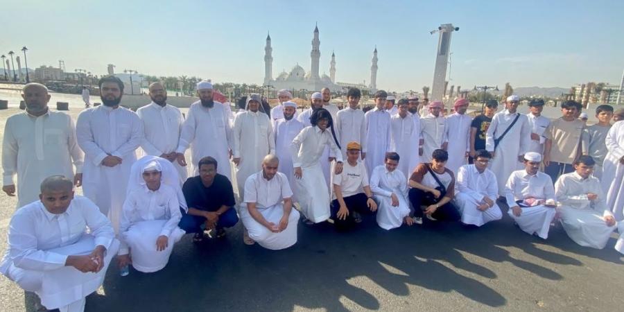50 شابًا من القطيف يواصلون برنامج «العمرة الصيفية» بالمدينة المنورة - وكالة البوصلة الإخبارية