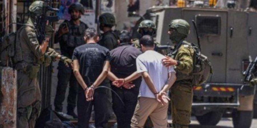 قوات الاحتلال الإسرائيلي تشن حملة اعتقالات واسعة طالت أكثر من 30 فلسطينيا من الضفة الغربية - وكالة البوصلة الإخبارية