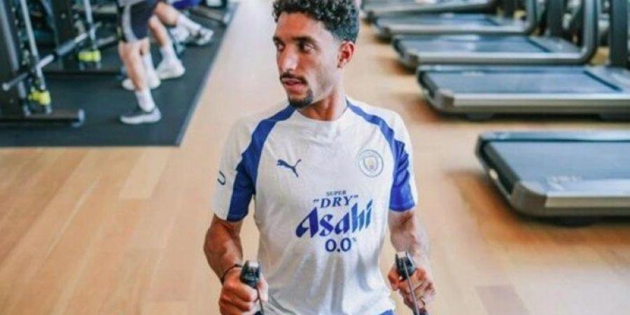 عمر مرموش يصل معسكر مانشستر سيتي في هونج كونج ويبدأ التحضير للموسم الجديد - وكالة البوصلة الإخبارية
