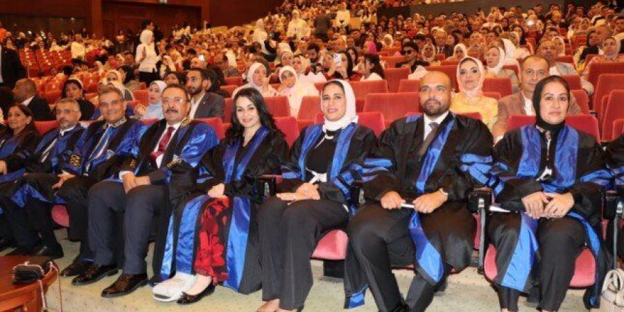 جامعة الإسكندرية تحتفل بتخريج 723 طبيب أسنان بالدفعة الـ78 بكلية طب الأسنان - وكالة البوصلة الإخبارية