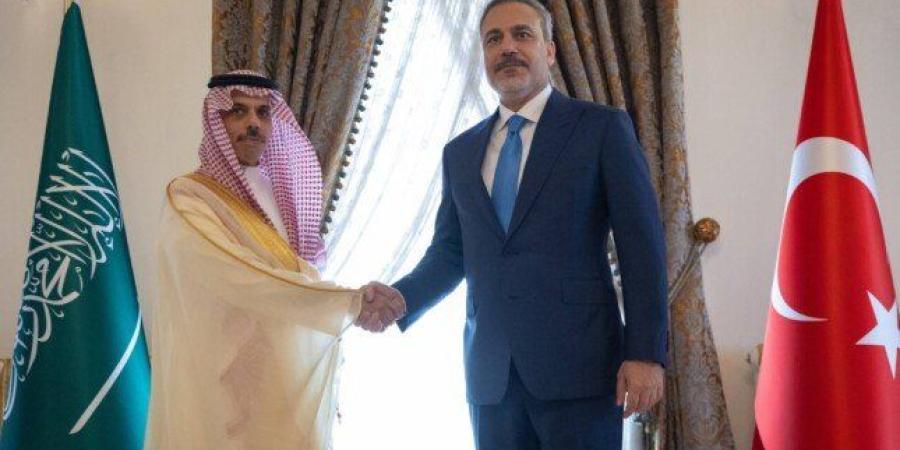 وزير الخارجية السعودي ونظيره التركي يبحثان هاتفيا التطورات الإقليمية - وكالة البوصلة الإخبارية