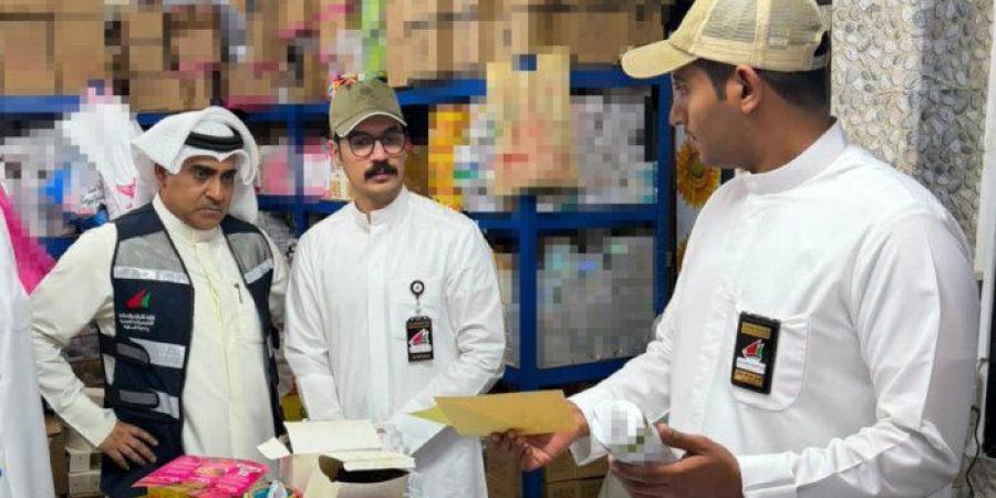 وزارة التجارة بالكويت تدهم مخزناً في العاصمة.. بسبب ممارسات «غش تجاري» - وكالة البوصلة الإخبارية