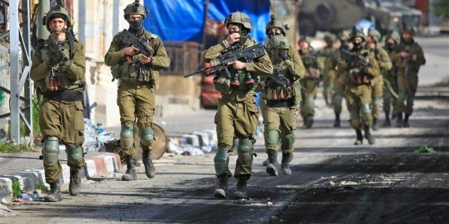 الاحتلال الإسرائيلي يجبر الفلسطينيين على مغادرة منازلهم في مخيم نور شمس - وكالة البوصلة الإخبارية