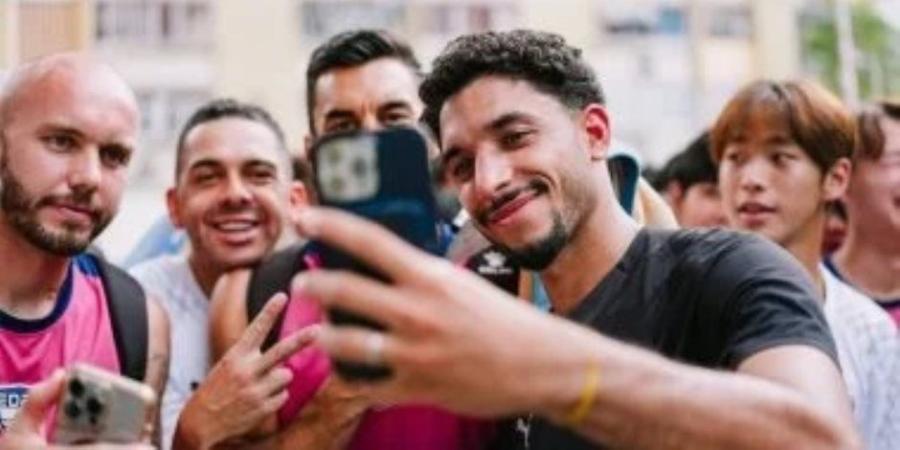 أول ظهور له مع بعثة "السيتيزنز" .. مرموش يخطف الأنظار في جولة مانشستر سيتي الآسيوية بصور تذكارية مع الجماهير - وكالة البوصلة الإخبارية