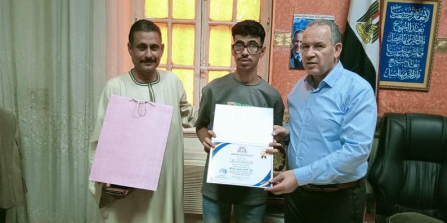 تعليم أسيوط يكرم "زياد" الأول على المحافظة في الثانوية العامة لطلاب الدمج  - وكالة البوصلة الإخبارية