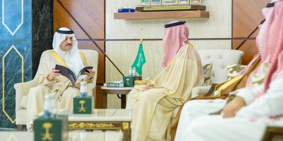 أمير الشرقية يطّلع على مشروع صندوق "الوقف الإسعافي" للهلال الأحمر السعودي - وكالة البوصلة الإخبارية