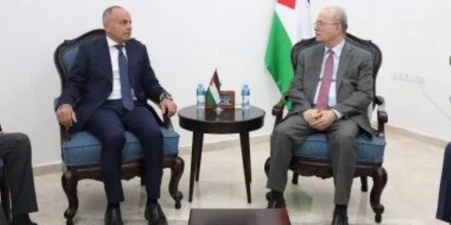 سفير مصر في رام الله يلتقي رئيس الوزراء الفلسطيني لبحث آخر التطورات - وكالة البوصلة الإخبارية