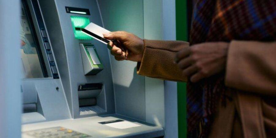 رسوم السحب من ماكينات ATM والحد الأقصى للسحب اليومي.. التفاصيل كاملة - وكالة البوصلة الإخبارية