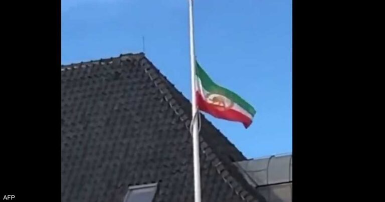 تزايد الانشقاقات الدبلوماسية في إيران إثر رفع علم الأسد في السفارة