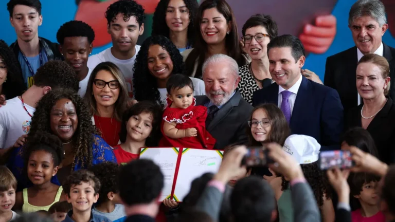 قانون برازيلي جديد يعزز حماية الأطفال والمراهقين من المخاطر الرقمية