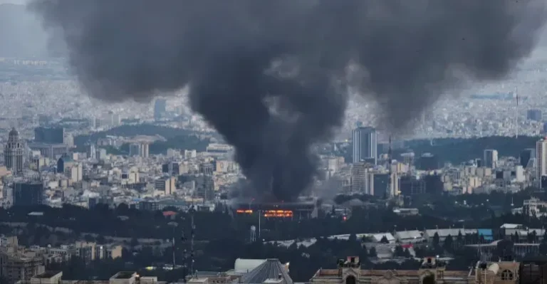 انفجارات متتالية تضرب قلب إسرائيل وارتفاع عدد المصابين نتيجة القصف على ديمونة وعراد إلى 175 شخصاً