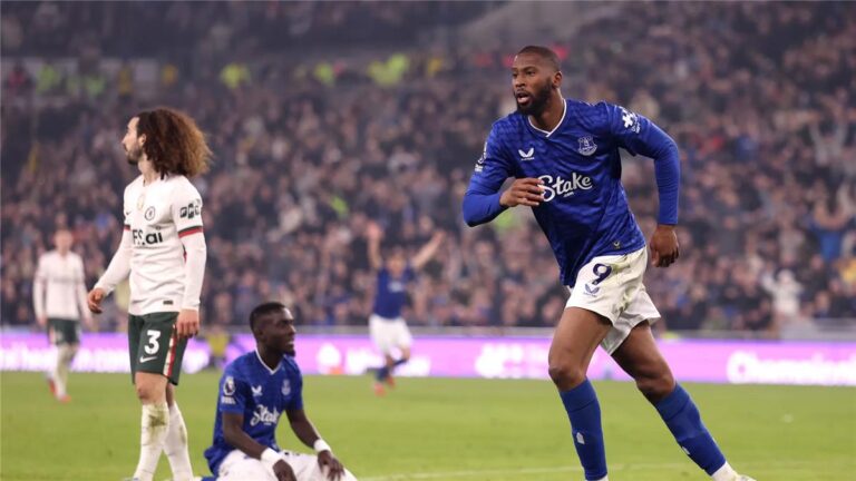 تشيلسي يفشل في استغلال فرصة ليفربول ويتعرض لهزيمة قاسية أمام إيفرتون في الدوري الإنجليزي