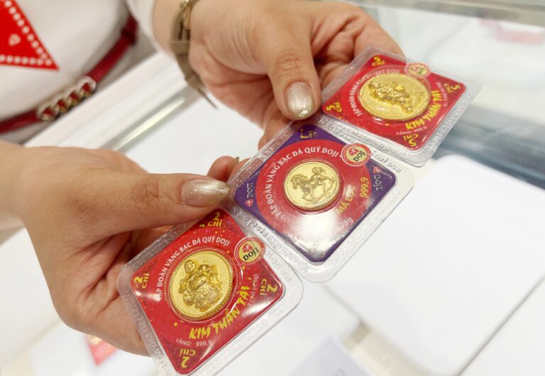 استمرار تراجع أسعار الذهب خلال عطلة نهاية الأسبوع لتسجل 171 مليون دونغ فيتنامي لكل تايل