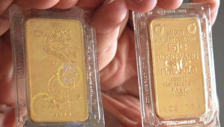 انخفاض جديد في سعر الذهب بشركة SJC بفارق مليوني دونغ مما كبد المشترين خسائر تقترب من 25 مليون دونغ للأونصة