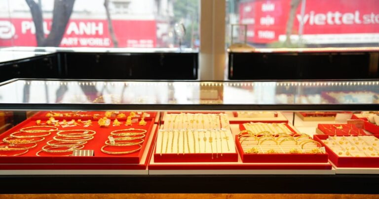 أسعار الذهب المحلية والدولية تنهي يوم الاثنين برسم بياني شامل