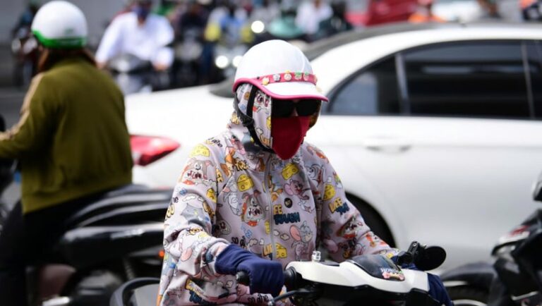 درجات الحرارة المرتفعة في جنوب فيتنام تهدد بخطر الحروق الجلدية بسبب الطقس الحار والرطب