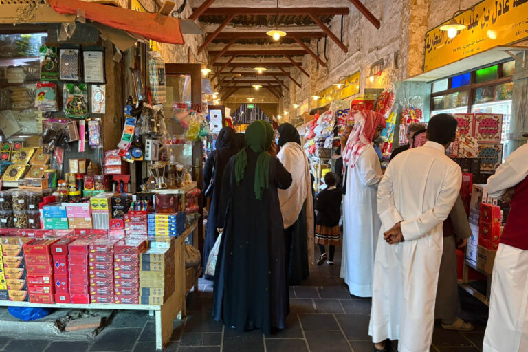 حركة نشاط ملحوظة في سوق واقف خلال ليالي رمضان مع إقبال كبير على المبيعات والمقاهي