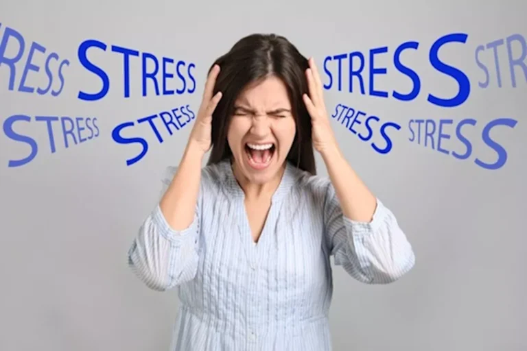 تأثير الفيتامينات على التوتر وكيفية تعزيز الصحة النفسية حسب رأي خبير تغذية