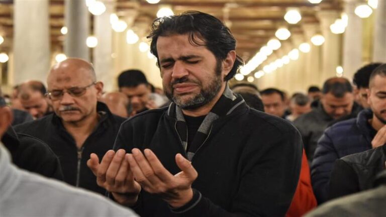 خشوع وبكاء المصلين يزين ليلة 27 رمضان في مسجد عمرو بن العاص