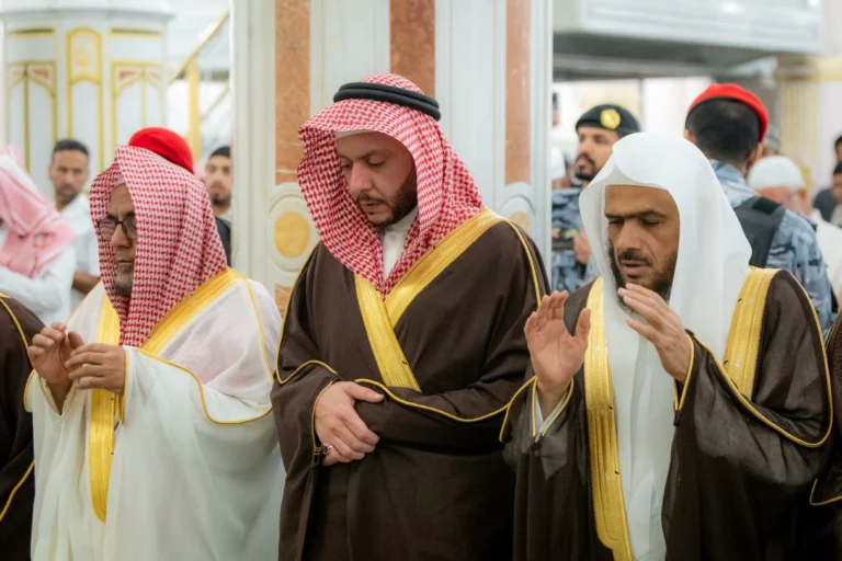 سعود بن نهار يقوم بزيارة المسجد النبوي ويلتقي أئمة الحرم الشريف