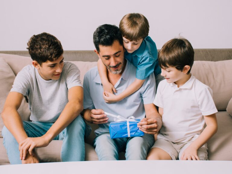 في عيد الأم… تسليط الضوء على الآباء الذين يجسدون دور الوالدين بالتساوي